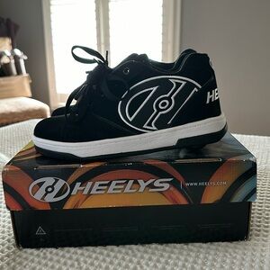 Heelys Propel 2.0 Skate Shoes, Youth size 4, so fun!!